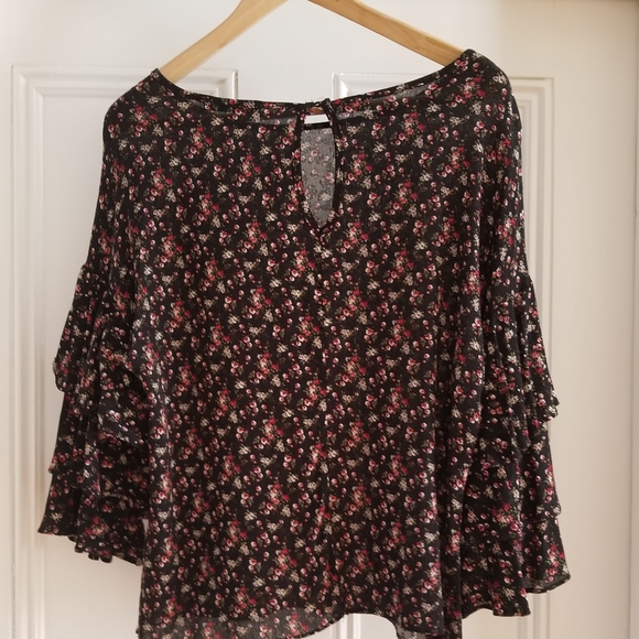Max & Marcus Floral Cropped Blouse. Size Medium - Picture 2 of 10